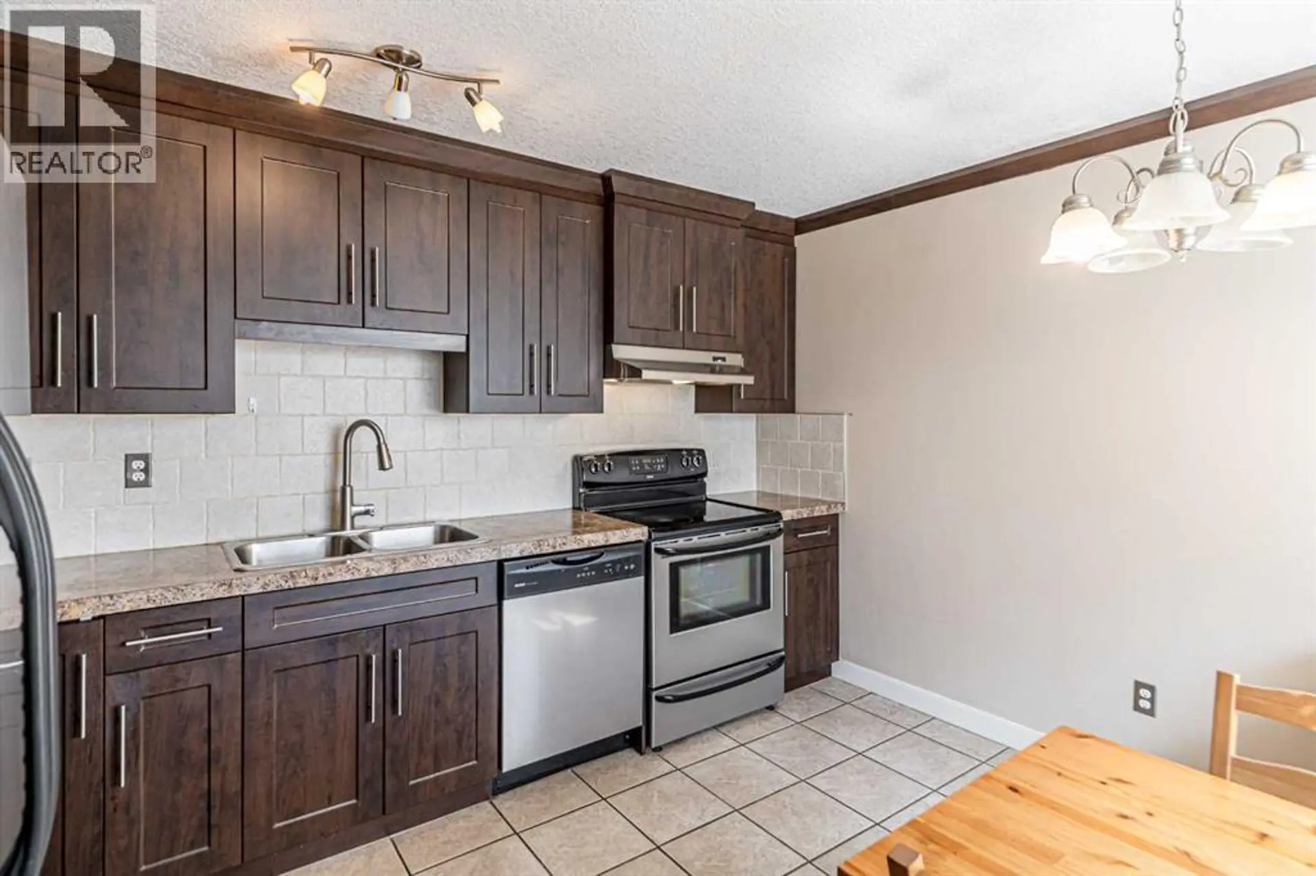 #77 5103 35 Avenue SW - Image 5