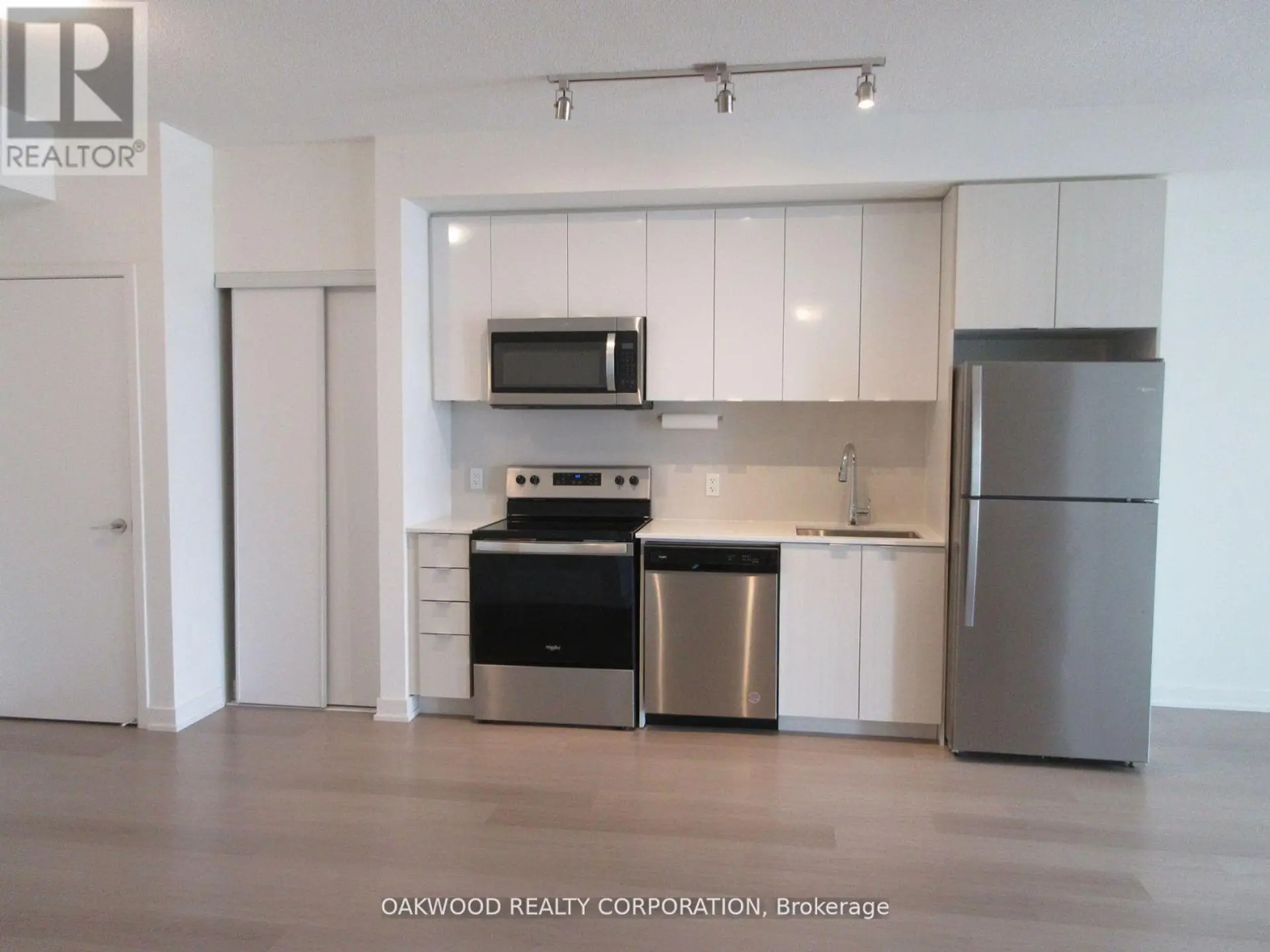 #512 859 THE QUEENSWAY - Image 6