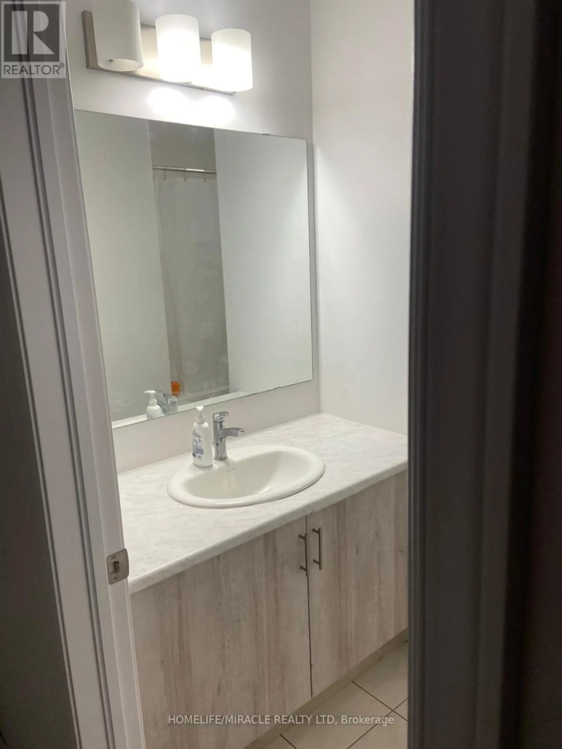 163 FENCHURCH MANOR - Image 2