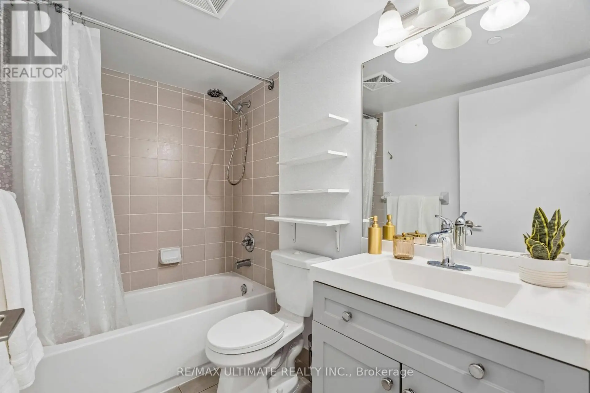 #308 35 SARANAC BOULEVARD - Image 9
