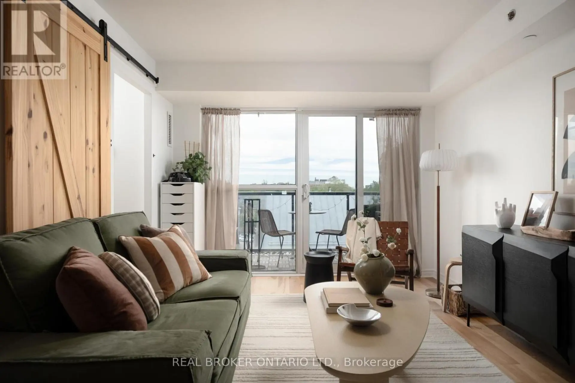 #510 35 SARANAC BOULEVARD - Image 12