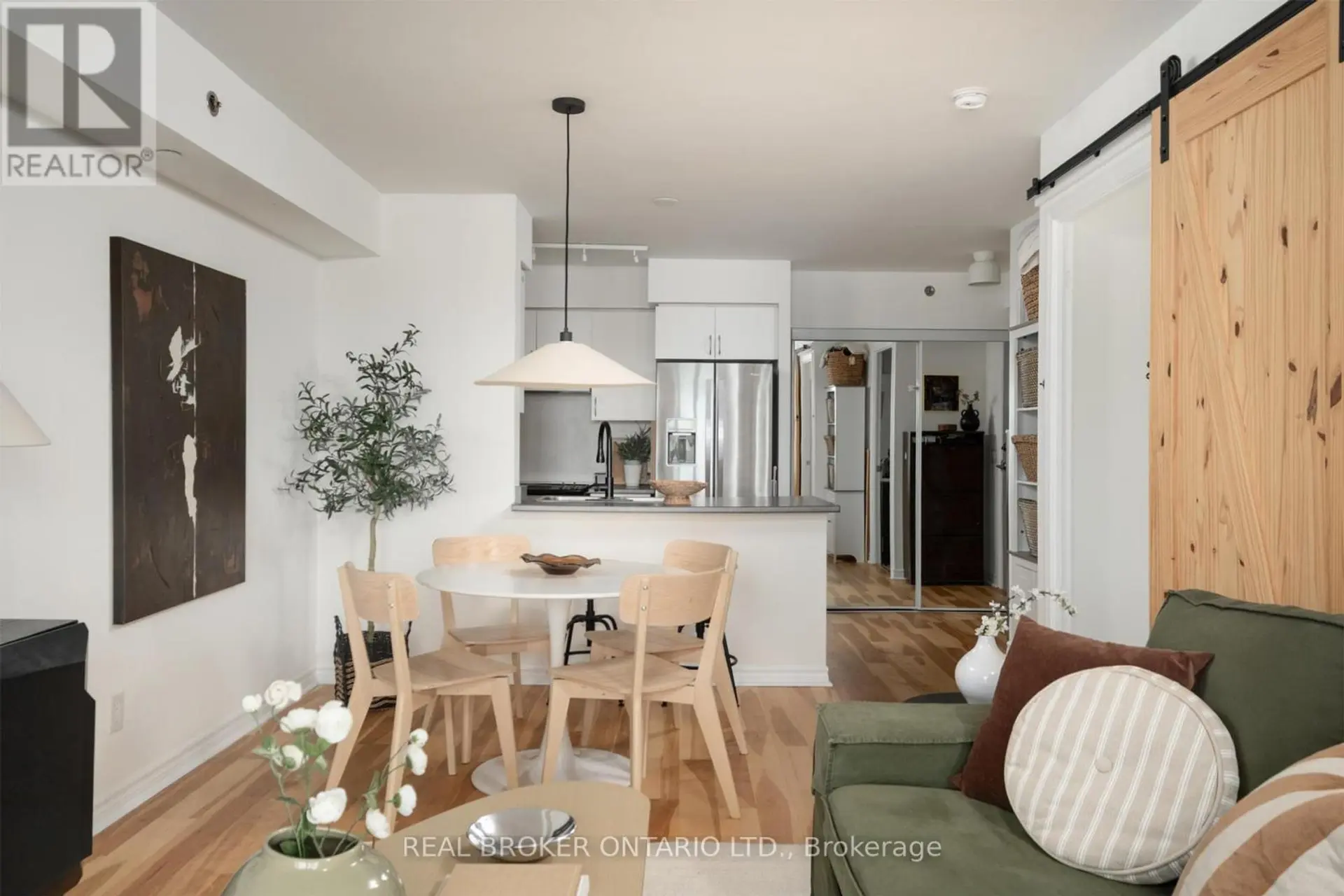 #510 35 SARANAC BOULEVARD - Image 3