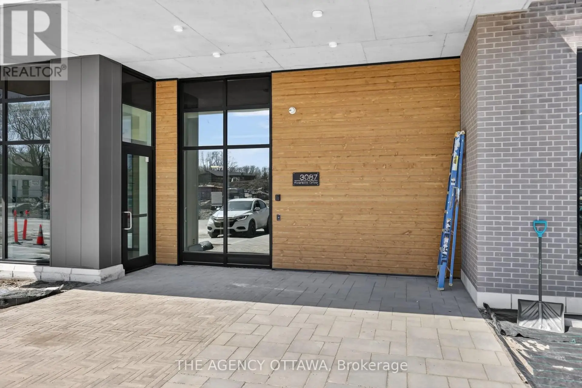 #304 3071 RIVERSIDE DRIVE - Image 3