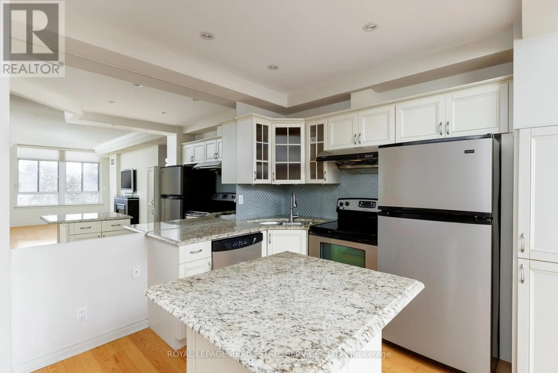 #305 935 ROYAL YORK ROAD - Image 9