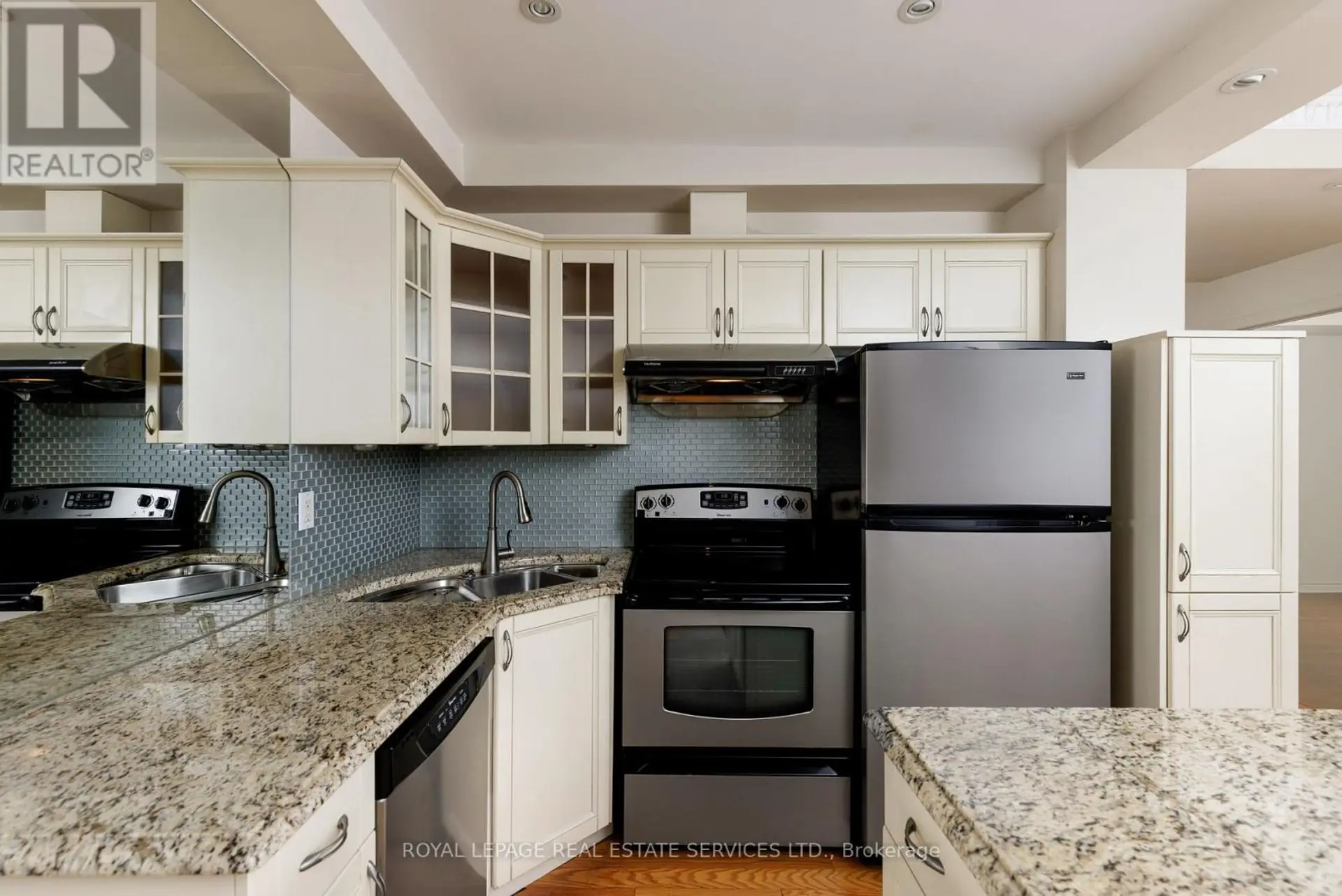 #305 935 ROYAL YORK ROAD - Image 10