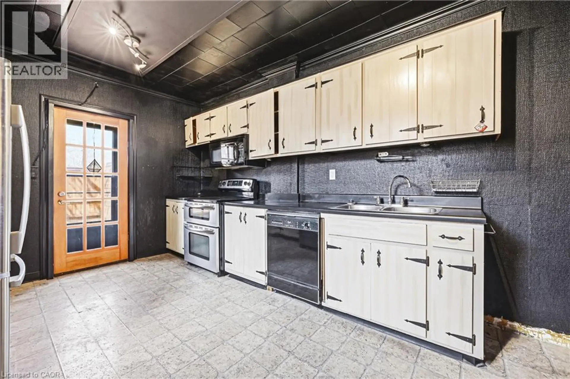116 CATHARINE Street S - Image 6