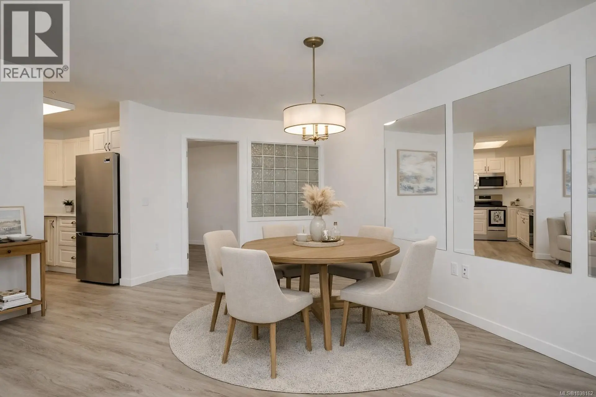 #104 689 Bay St - Image 4