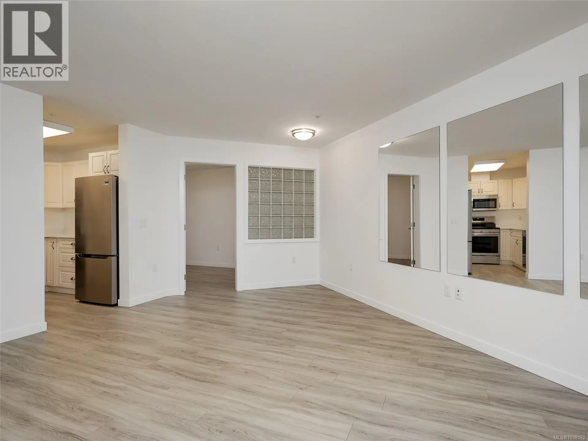 #104 689 Bay St - Image 5