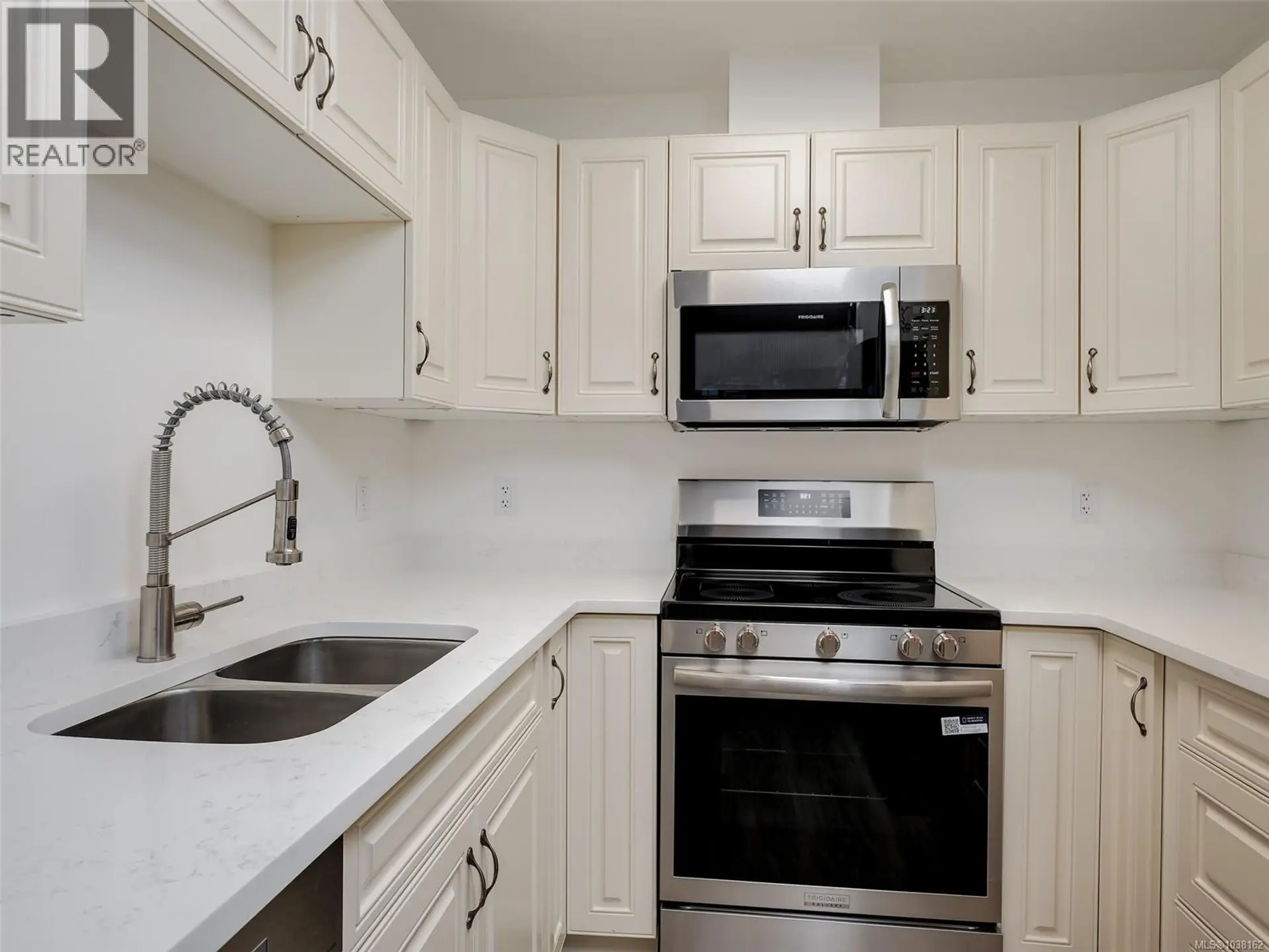 #104 689 Bay St - Image 6