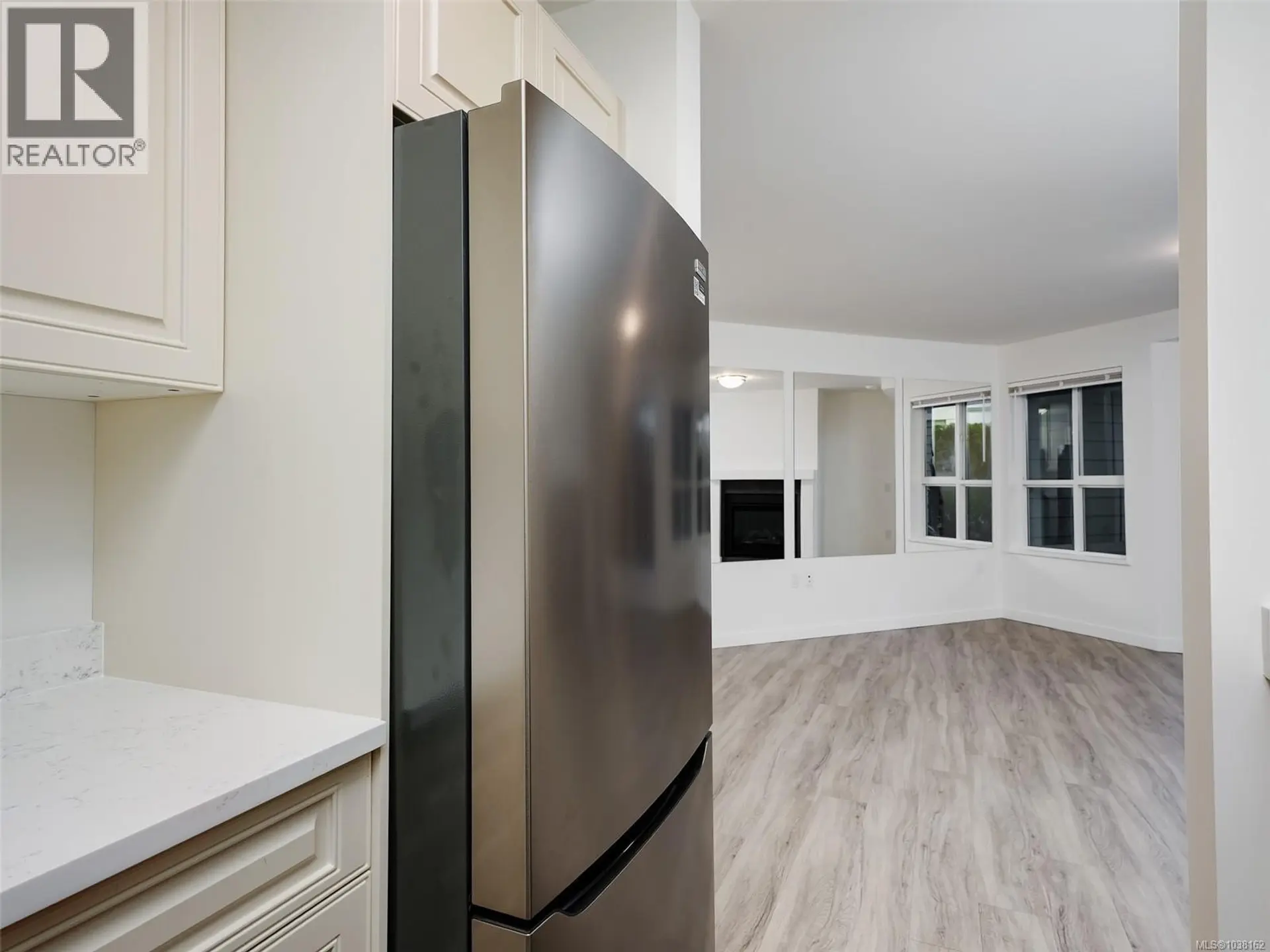 #104 689 Bay St - Image 8