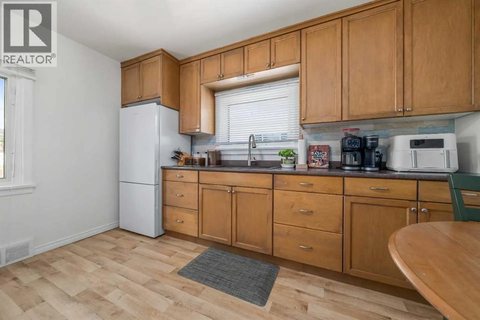 350 4 Street SW - Image 4