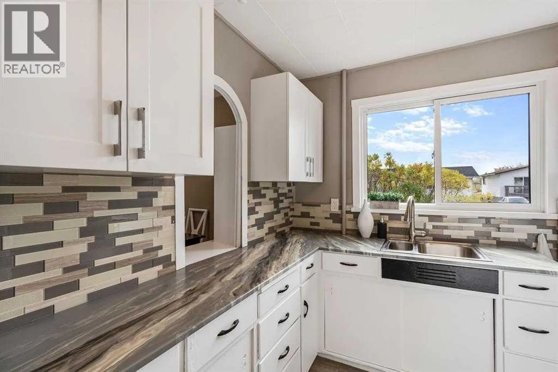 9304 106 Avenue - Image 9