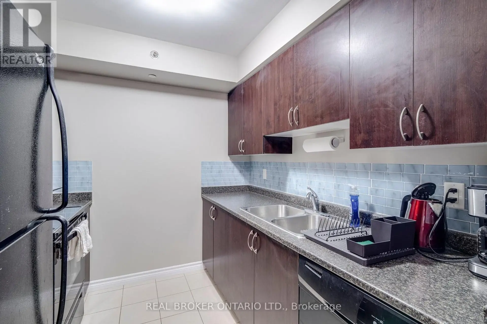 #225 35 SARANAC BOULEVARD - Image 8