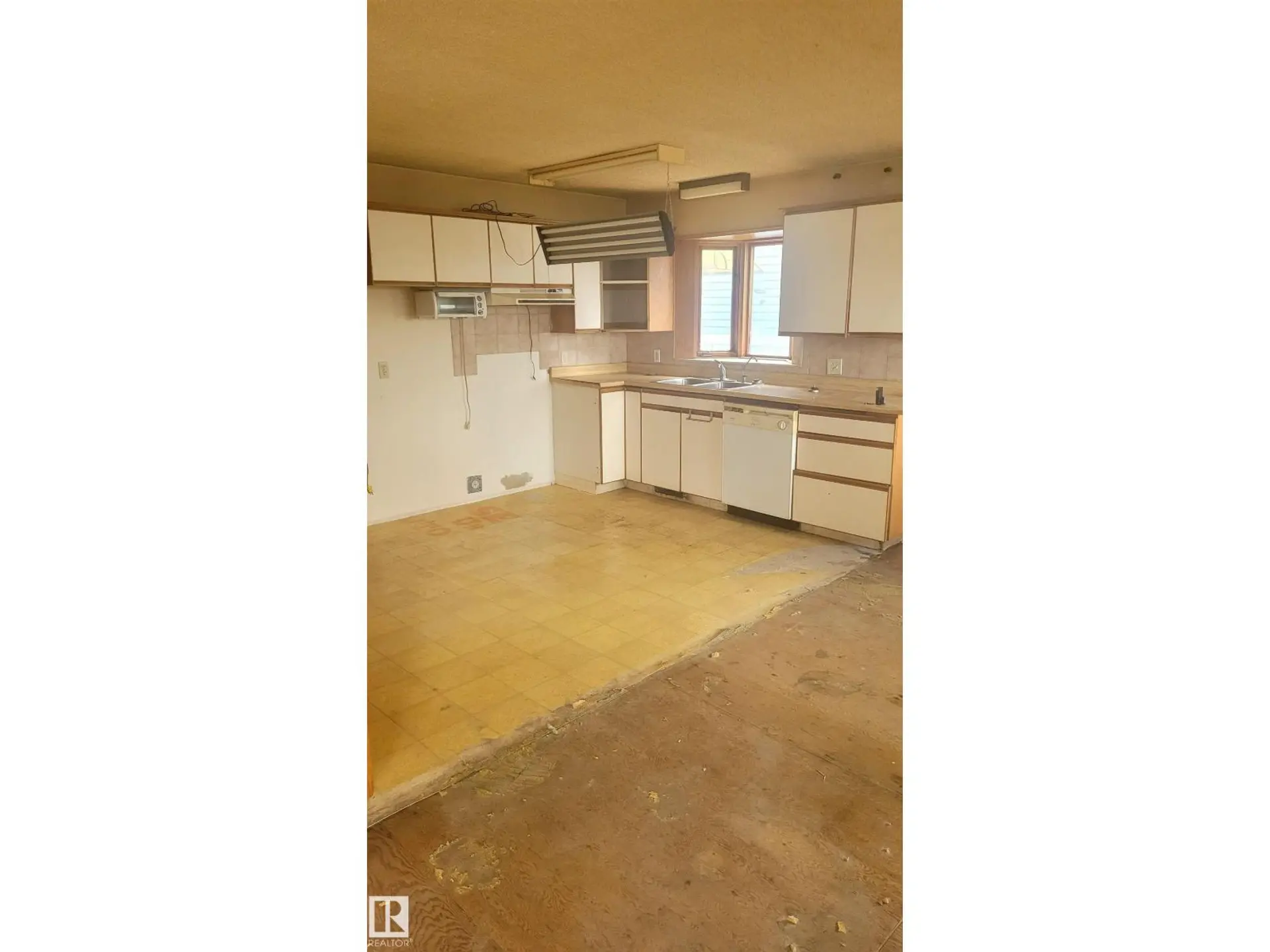 9921 162 ST NW - Image 9