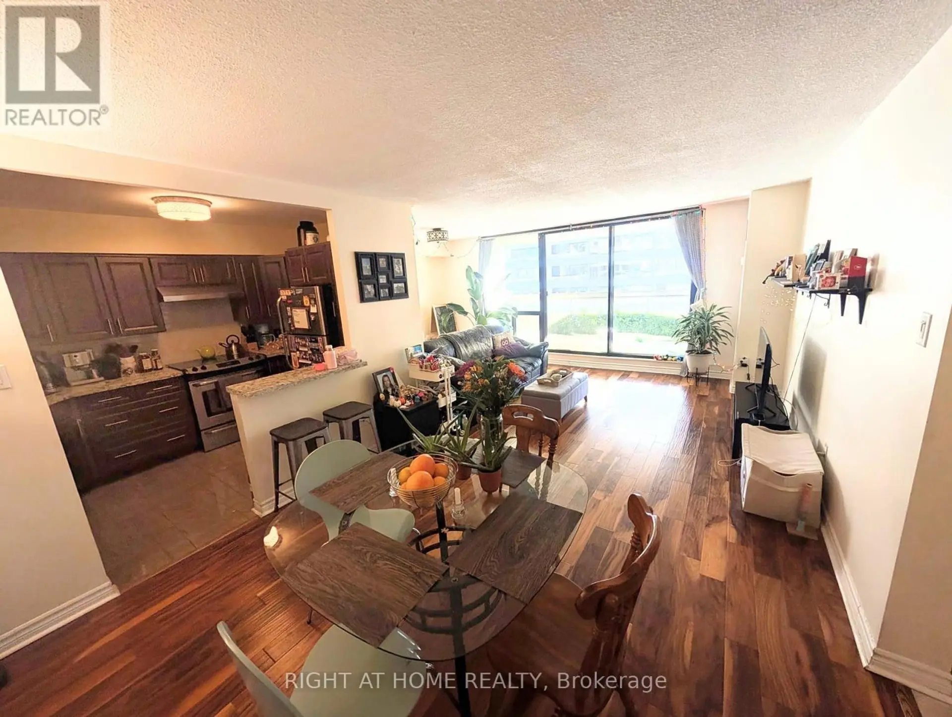 #607 80 QUEBEC AVENUE - Image 4