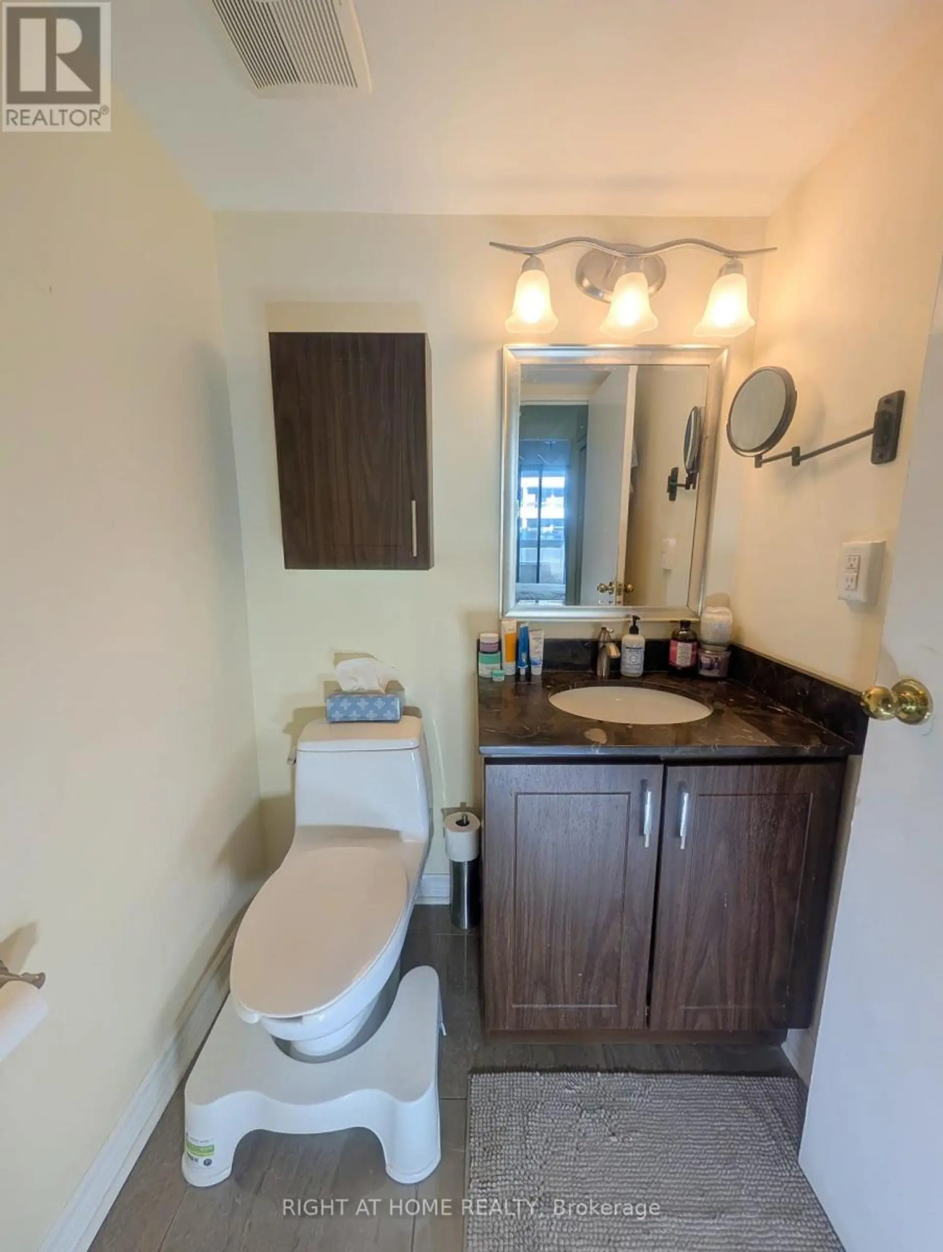 #607 80 QUEBEC AVENUE - Image 7
