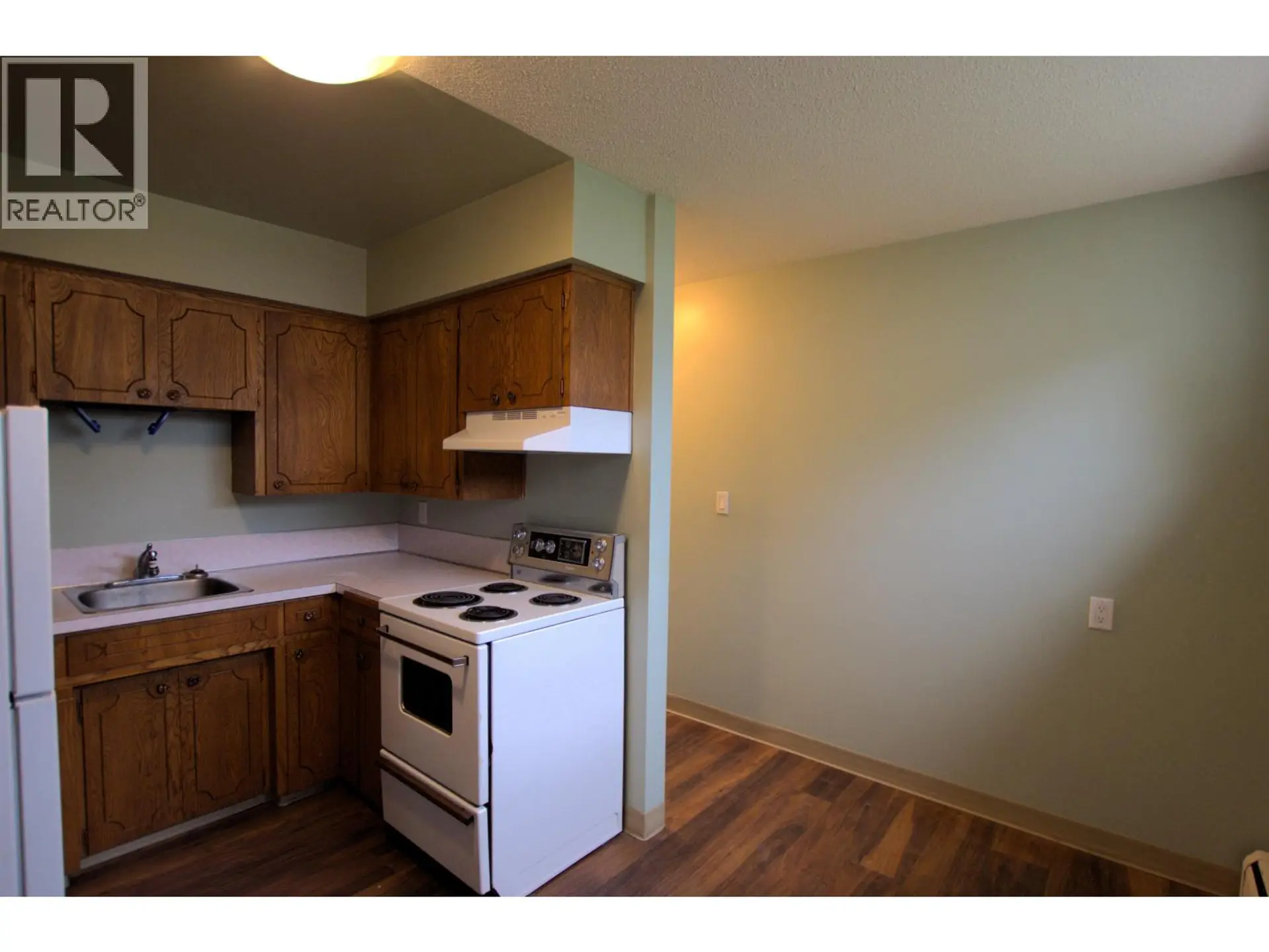 2110 OAK STREET - Image 10