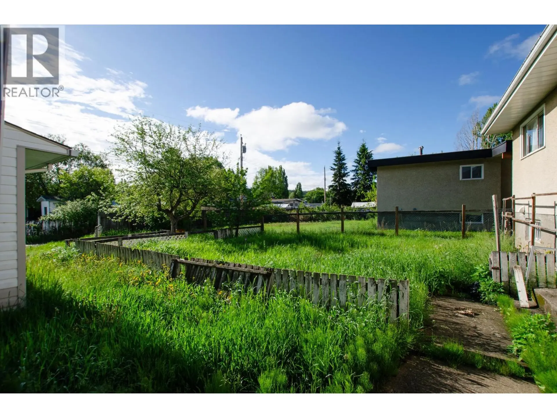 2110 OAK STREET - Image 17