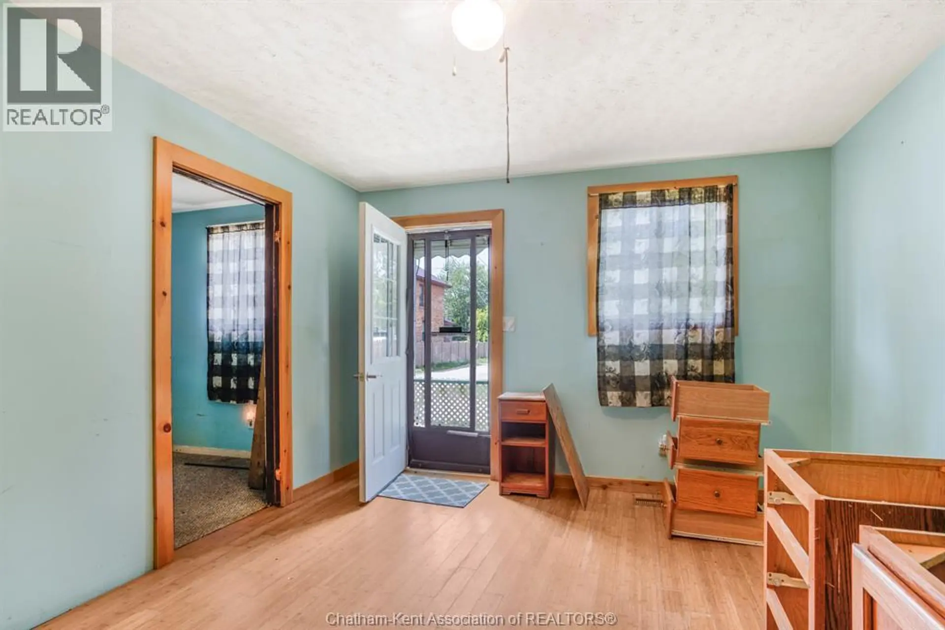 8 Gray STREET - Image 5