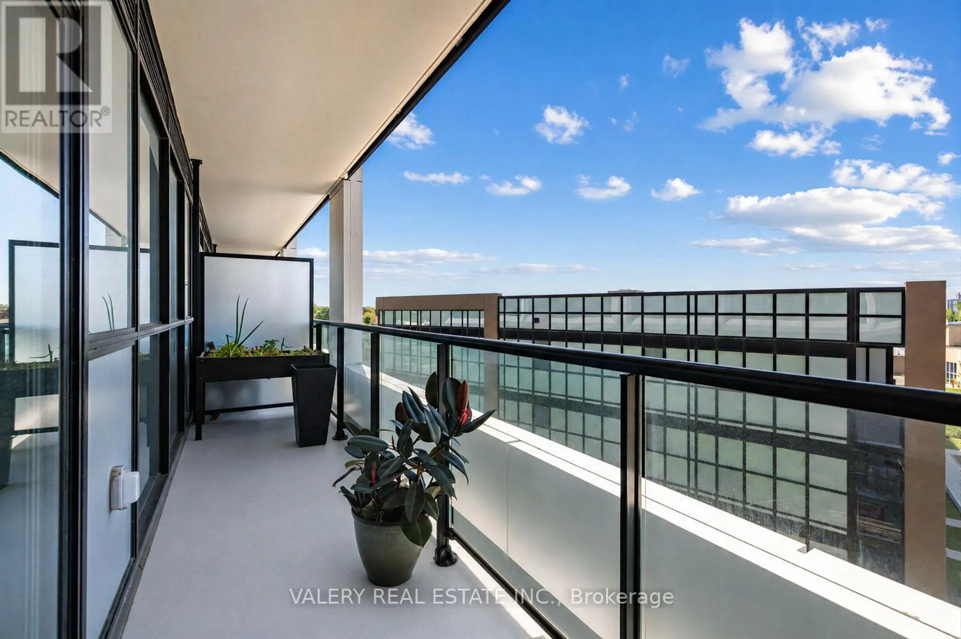 #411 60 GEORGE BUTCHART DRIVE - Image 17