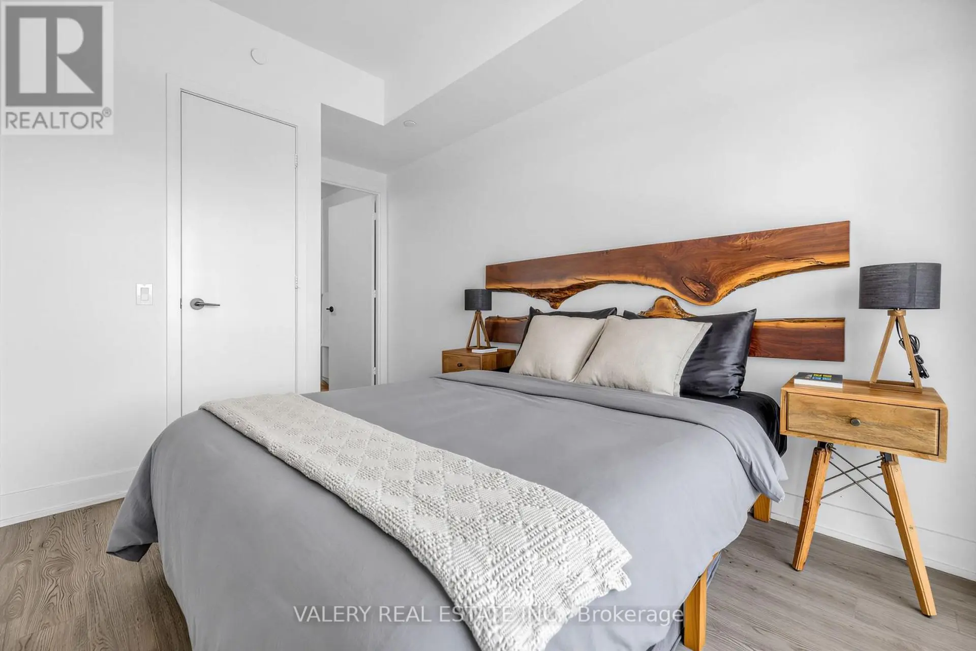 #411 60 GEORGE BUTCHART DRIVE - Image 9