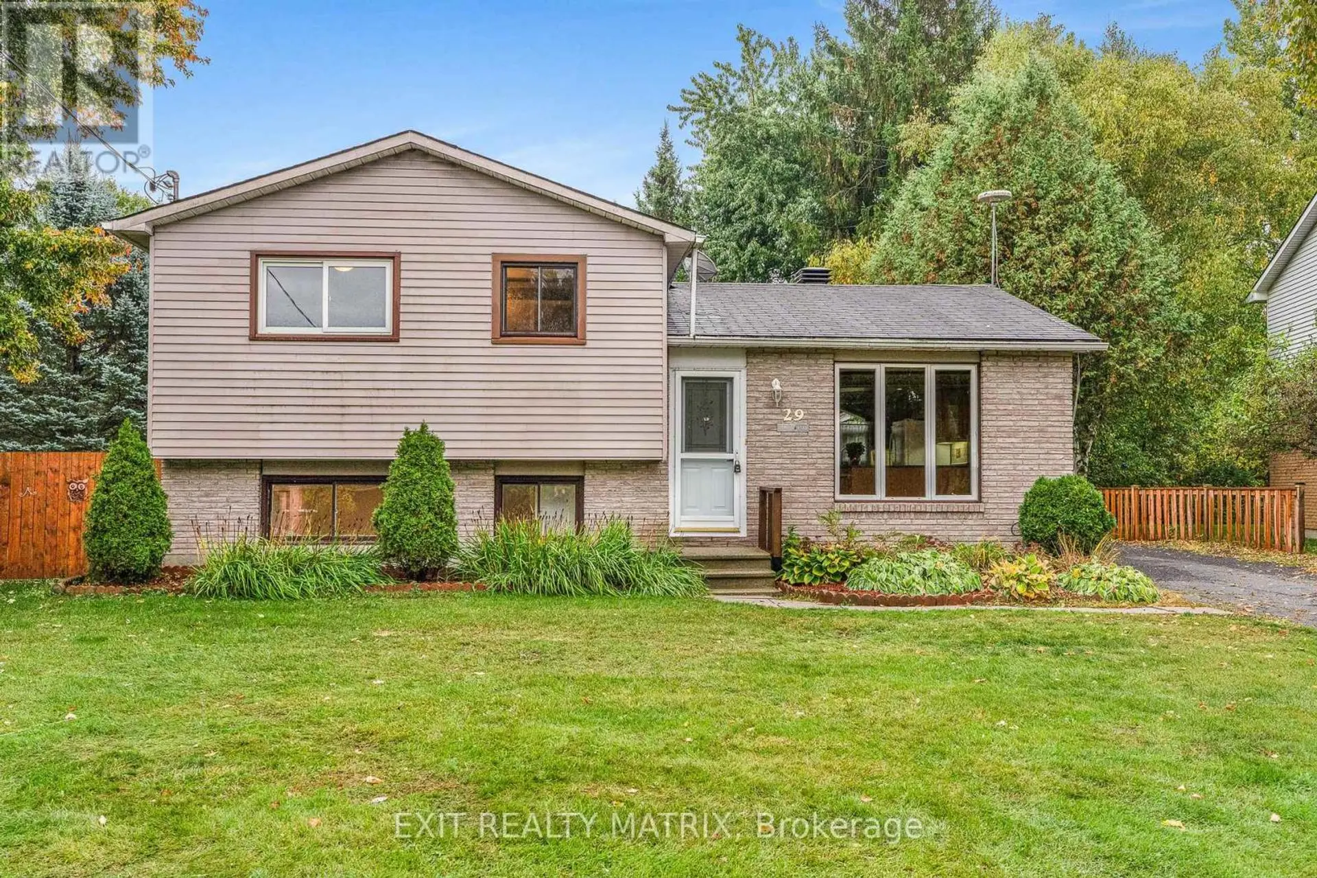 29 LOUISE CRESCENT - Image 1
