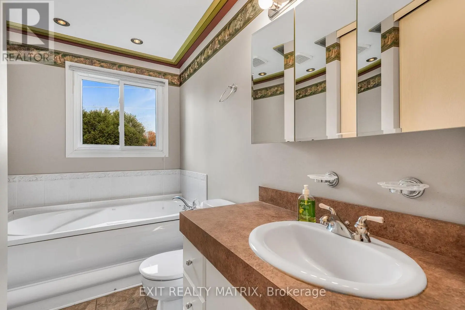 29 LOUISE CRESCENT - Image 8