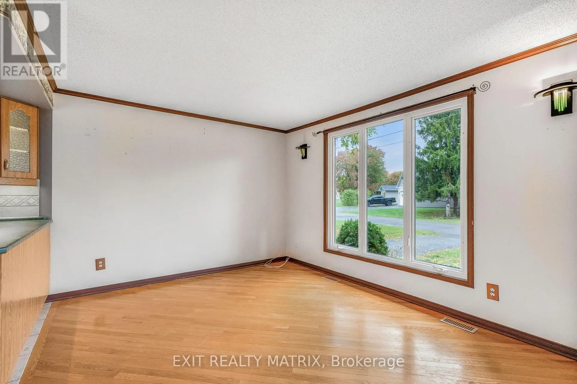 29 LOUISE CRESCENT - Image 3