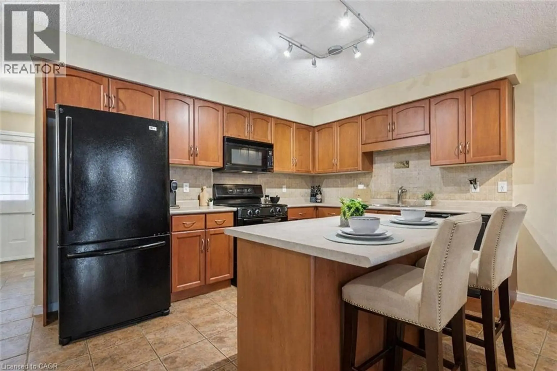 #38 210 DAWN Avenue - Image 3