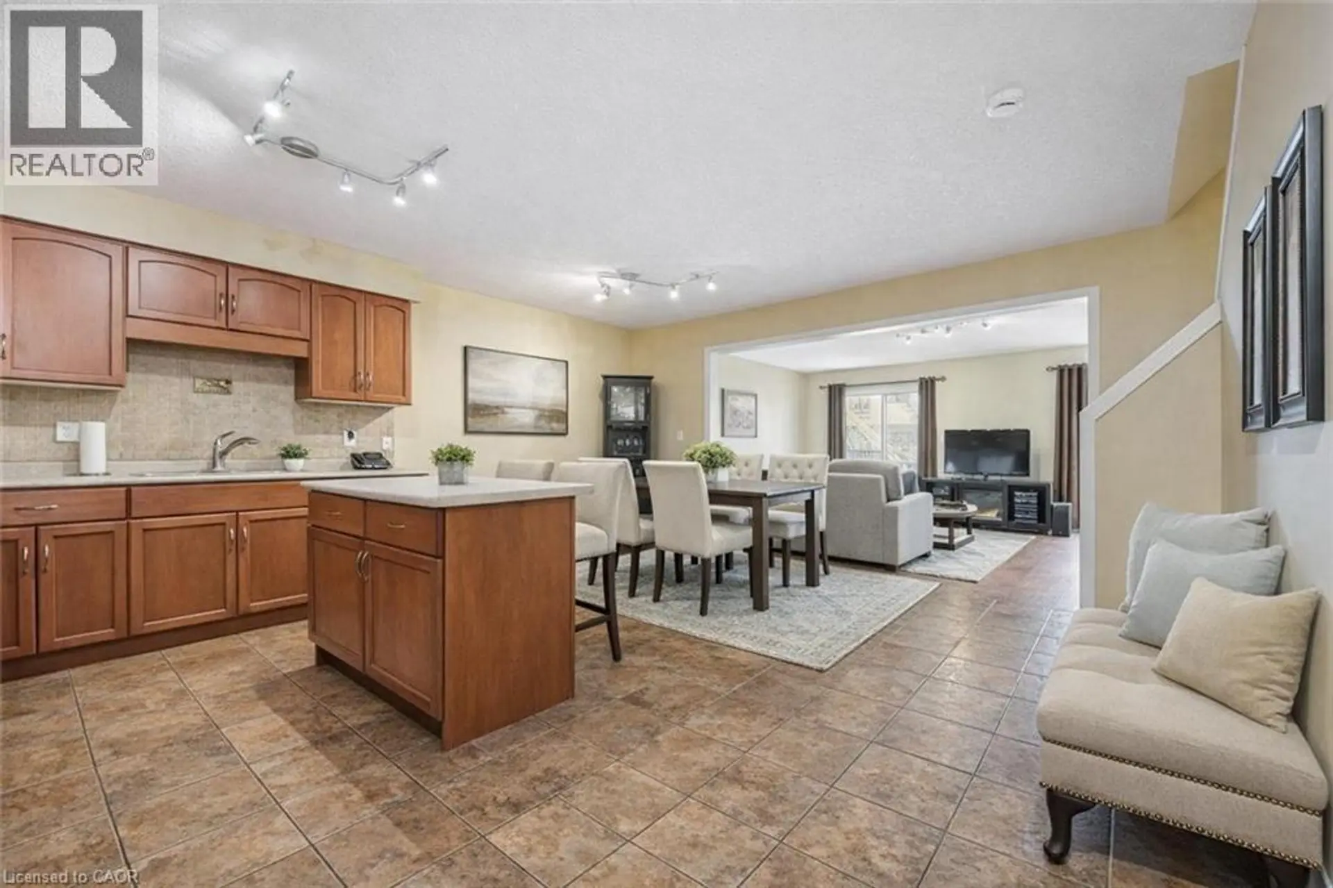 #38 210 DAWN Avenue - Image 2