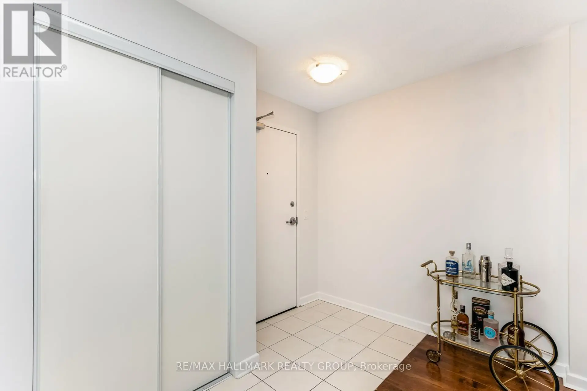 #502 138 SOMERSET STREET W - Image 4