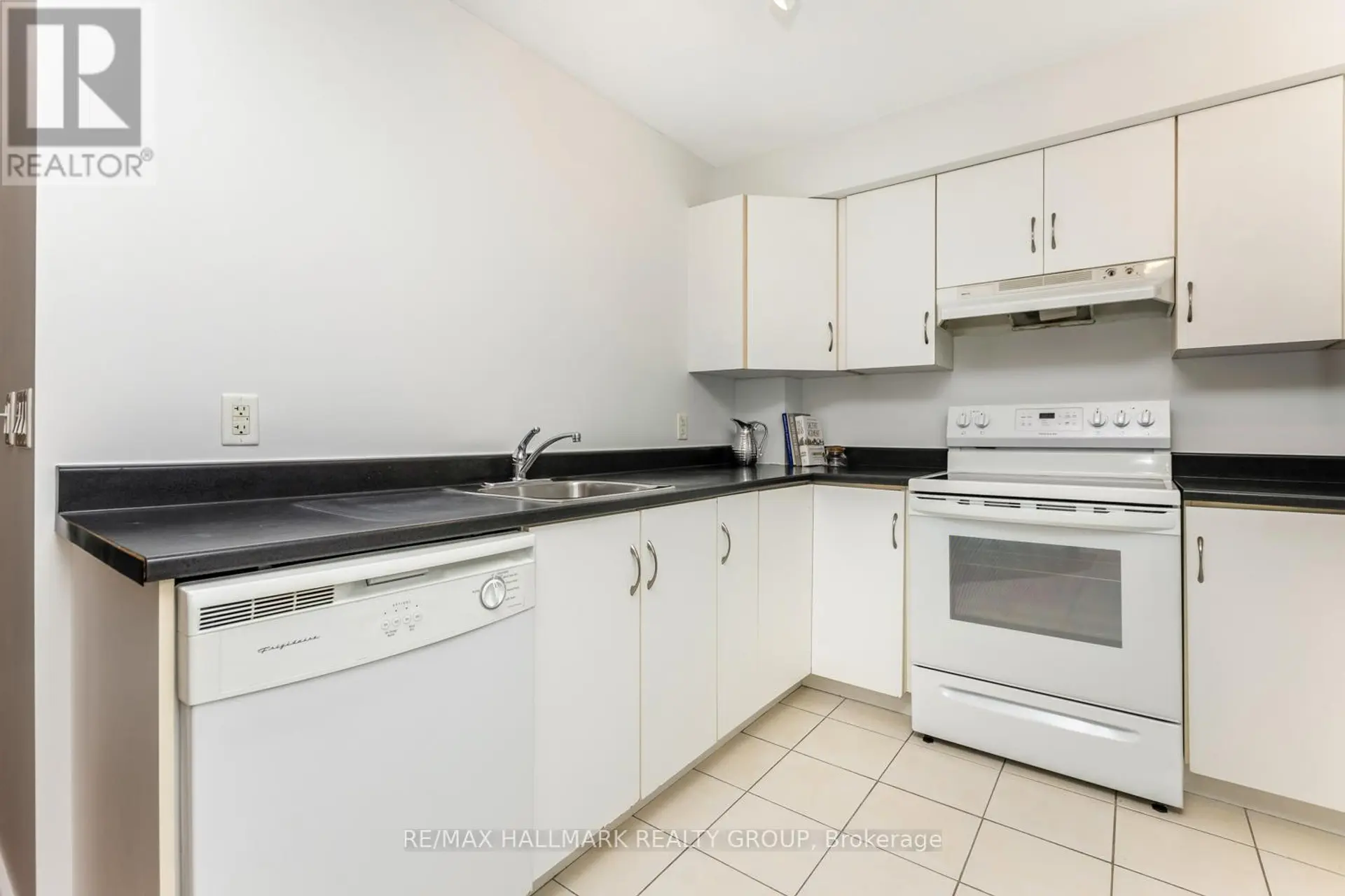 #502 138 SOMERSET STREET W - Image 6