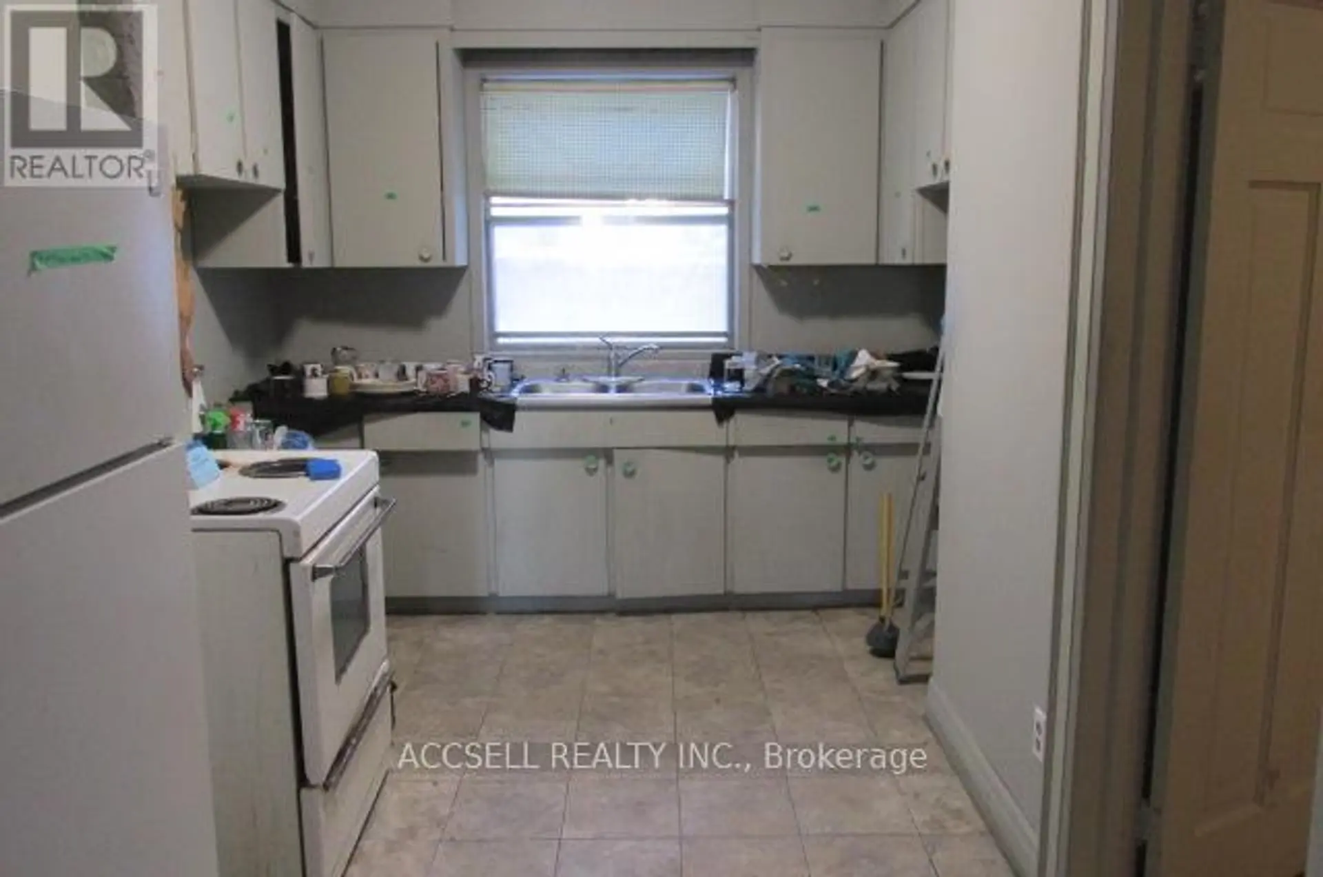 53 ARLINGTON AVENUE N - Image 3