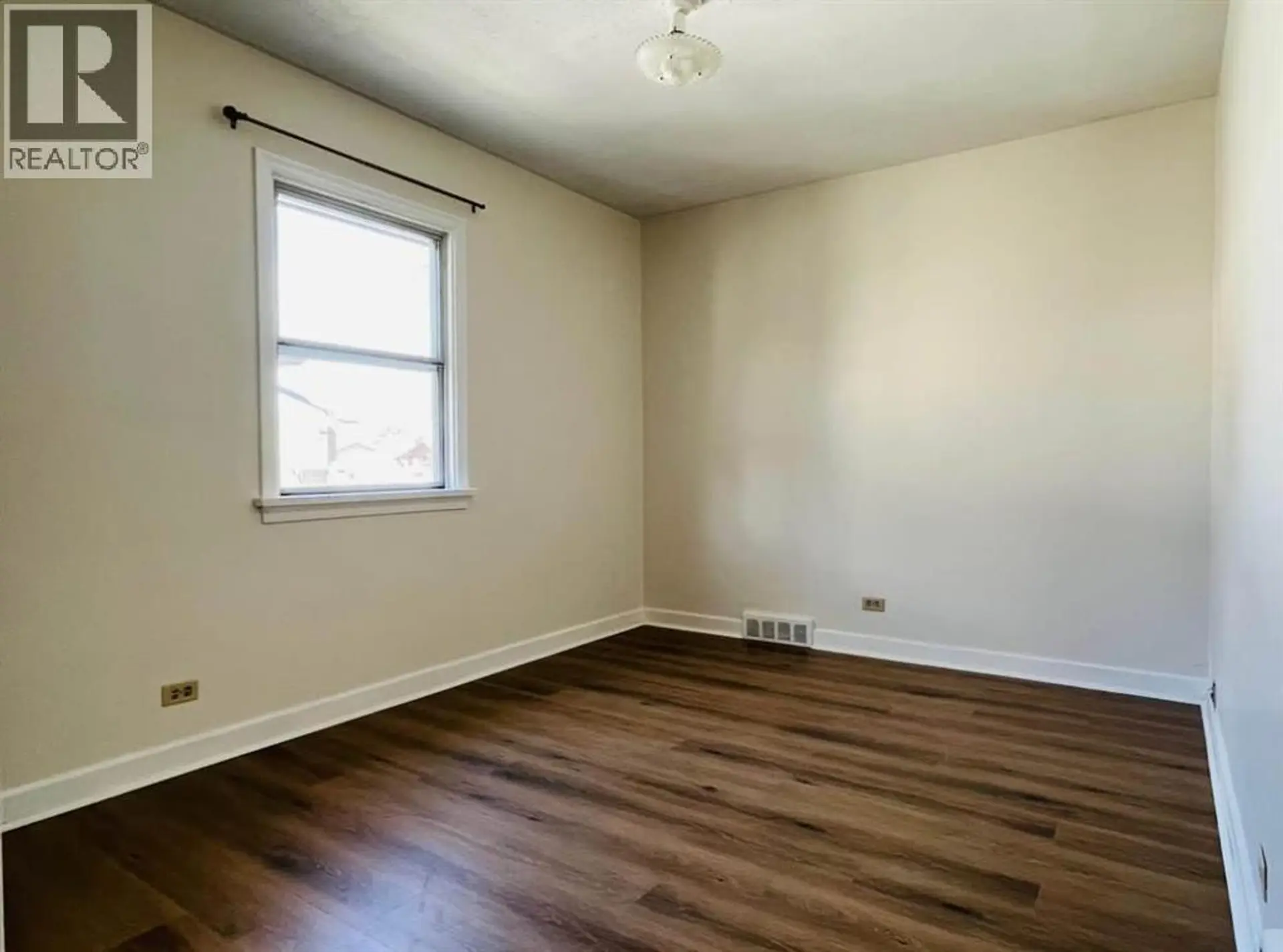428 32 Avenue NW - Image 11