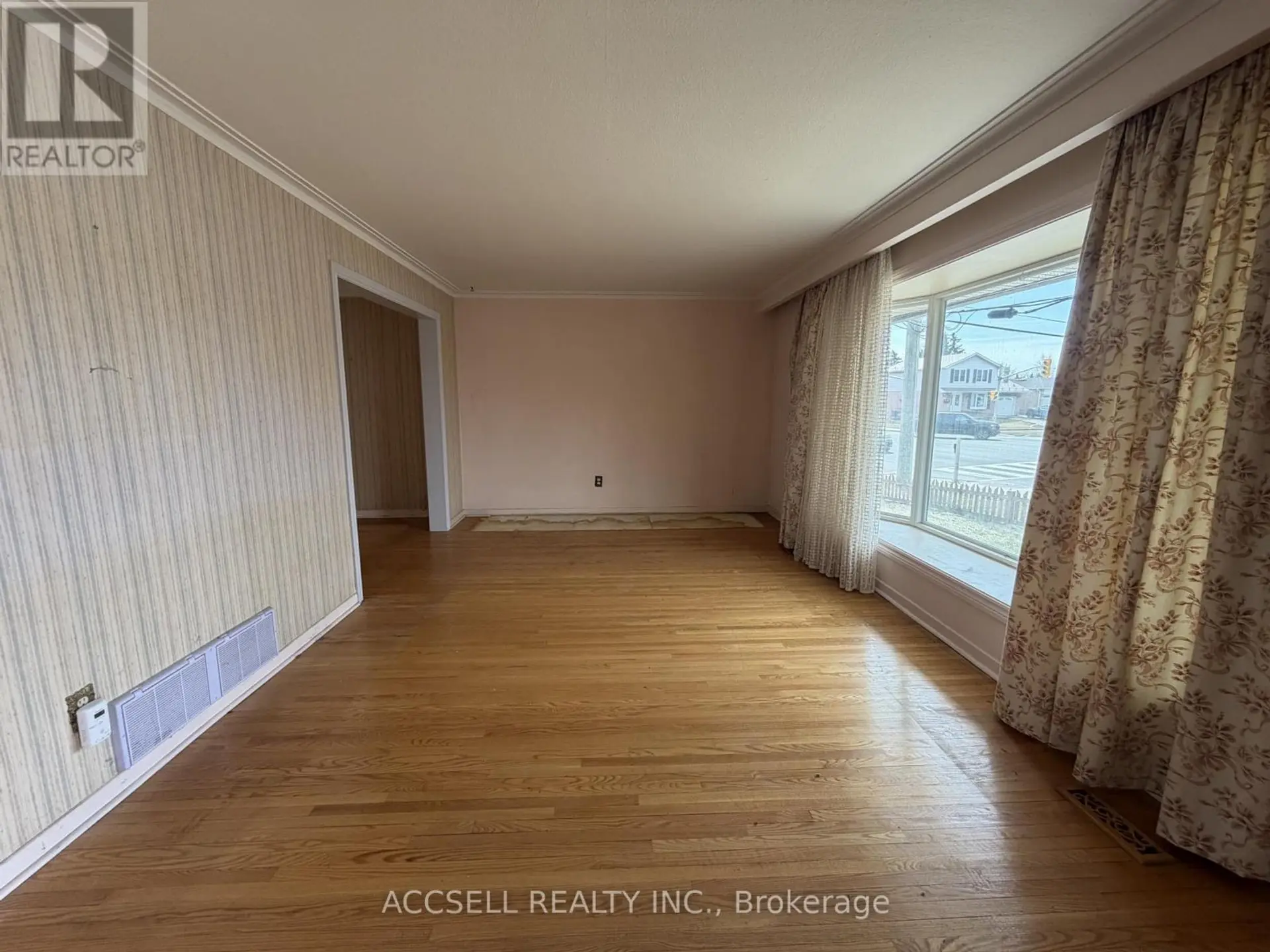 135 MOUNTAINVIEW ROAD S - Image 4