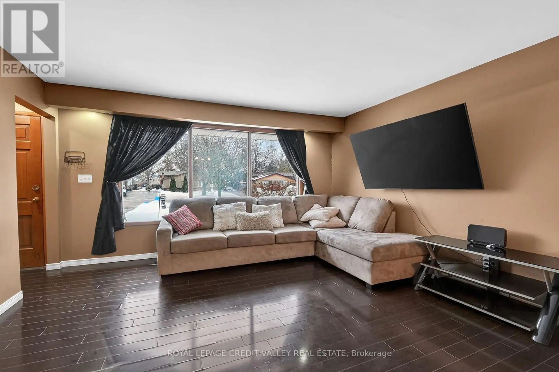 20 NOTTINGHAM COURT - Image 1