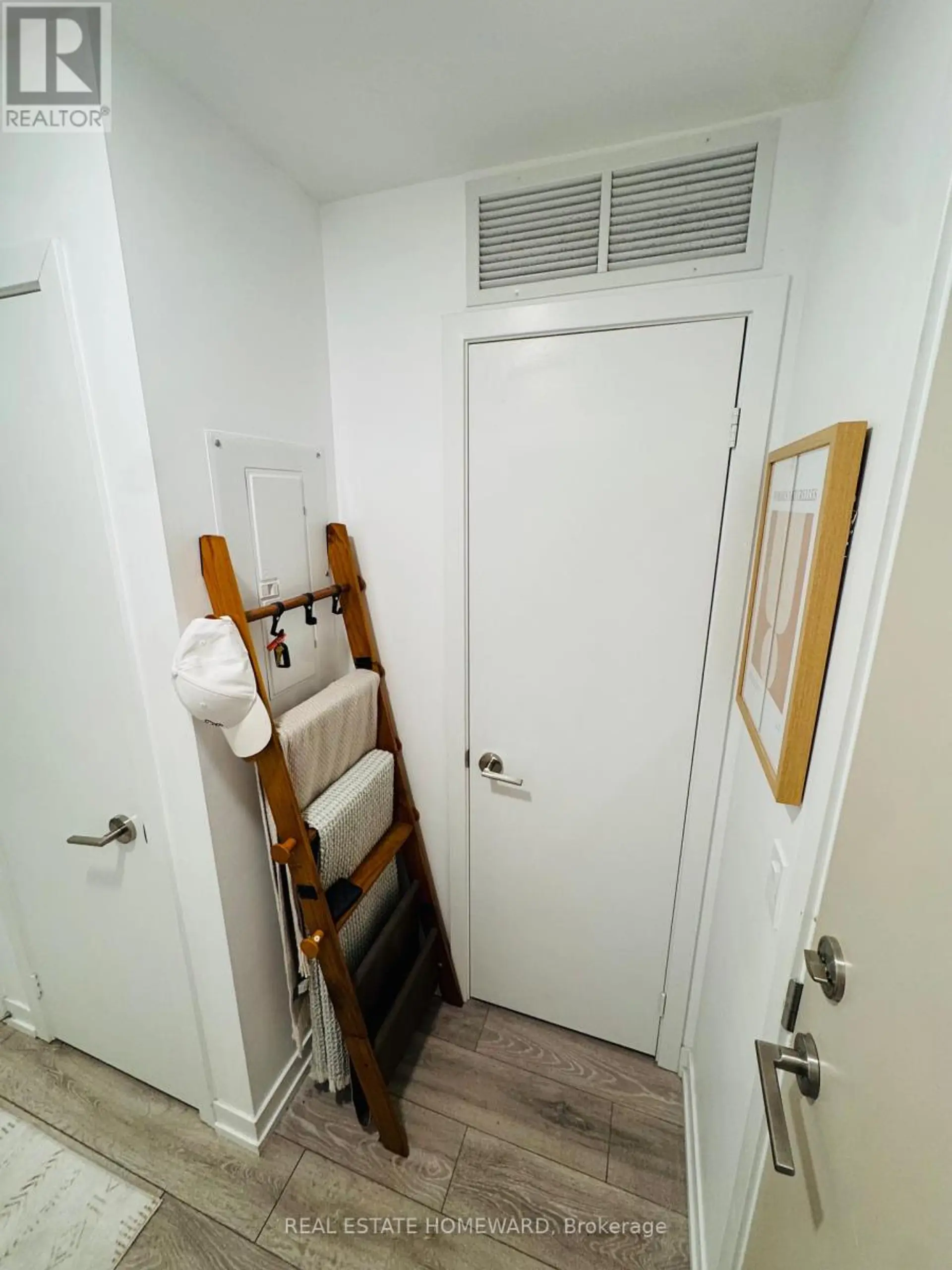 #535 2020 BATHURST STREET - Image 4