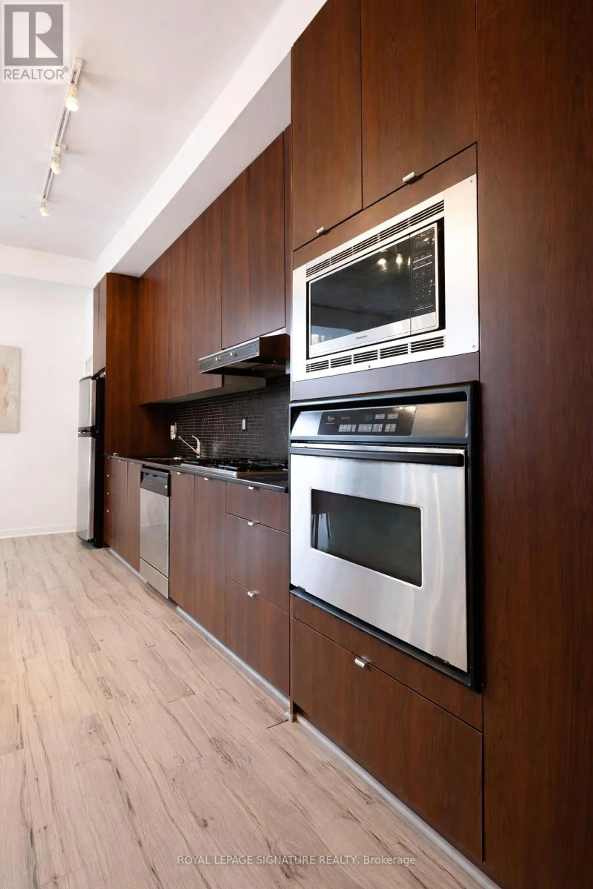#305 23 BRANT STREET - Image 15