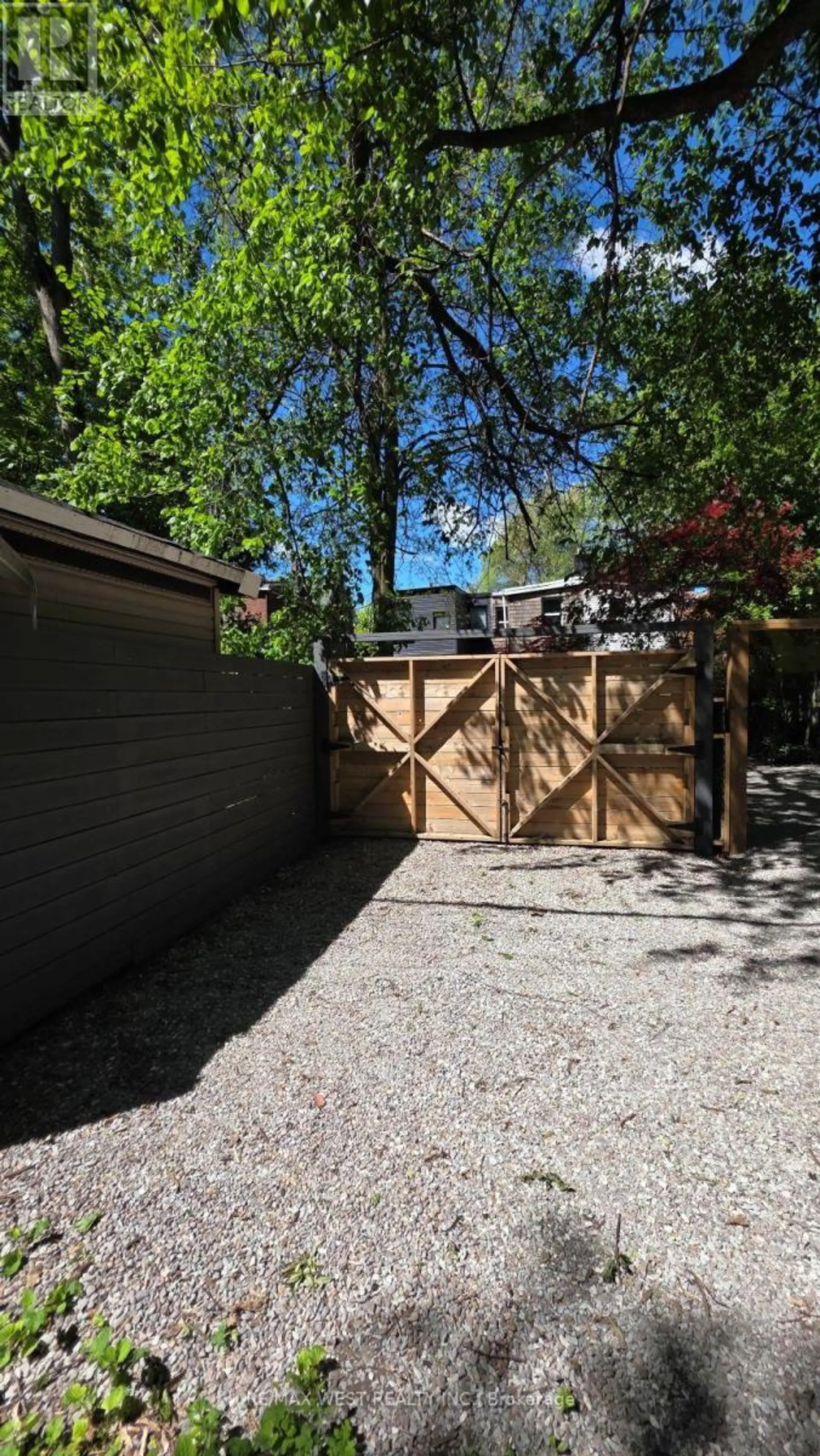 413 LESLIE STREET - Image 16