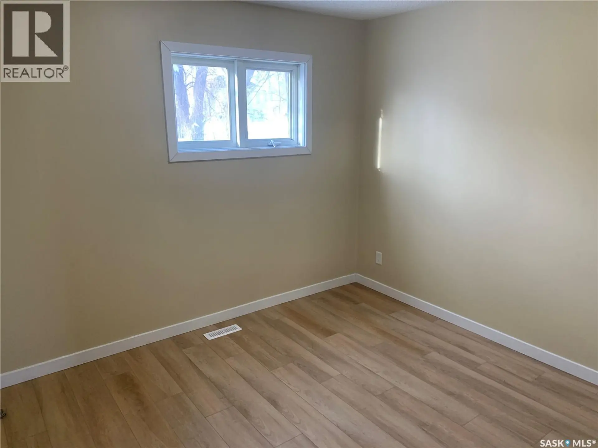 111 M AVENUE S - Image 7