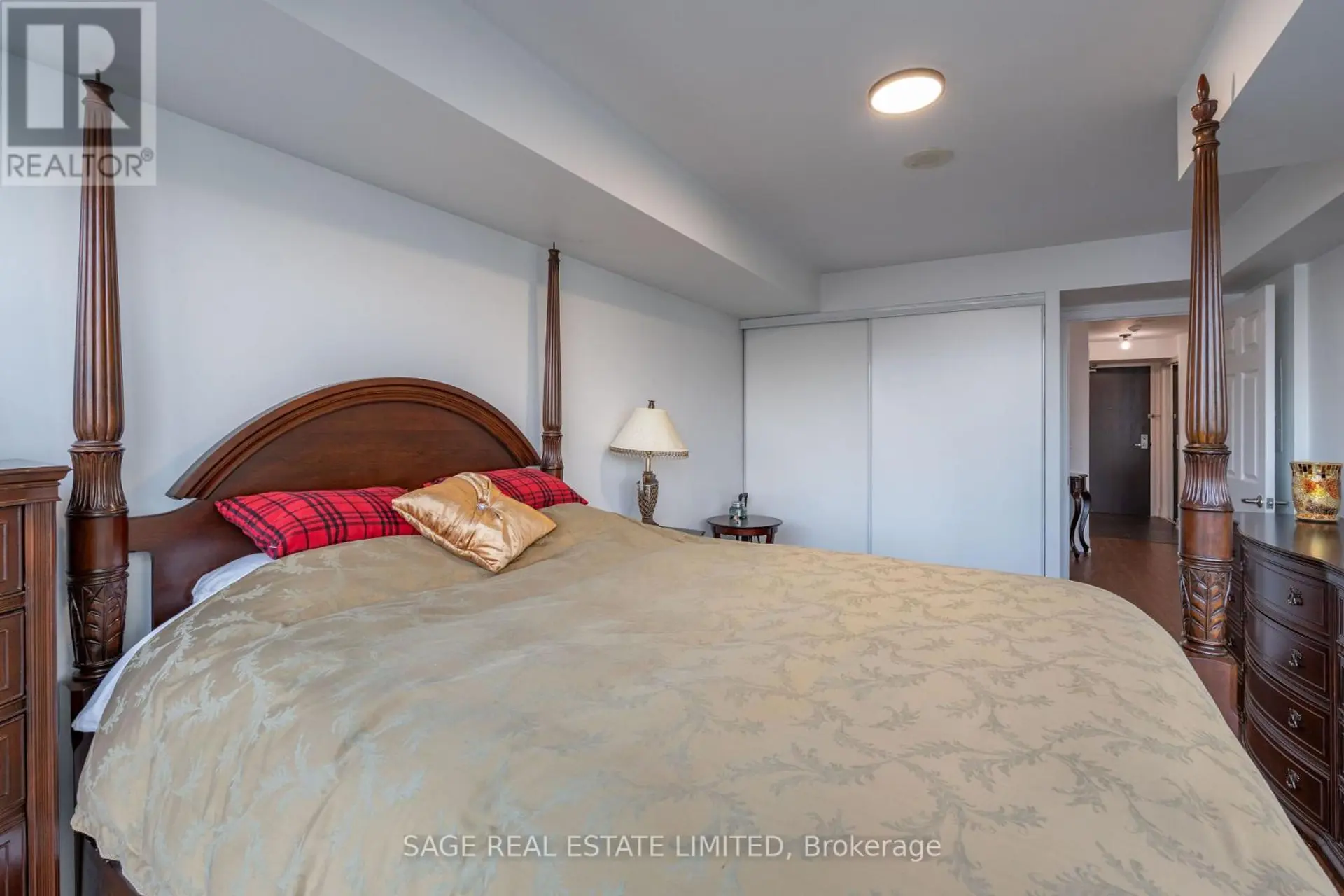 #3712 19 GRAND TRUNK CRESCENT - Image 10