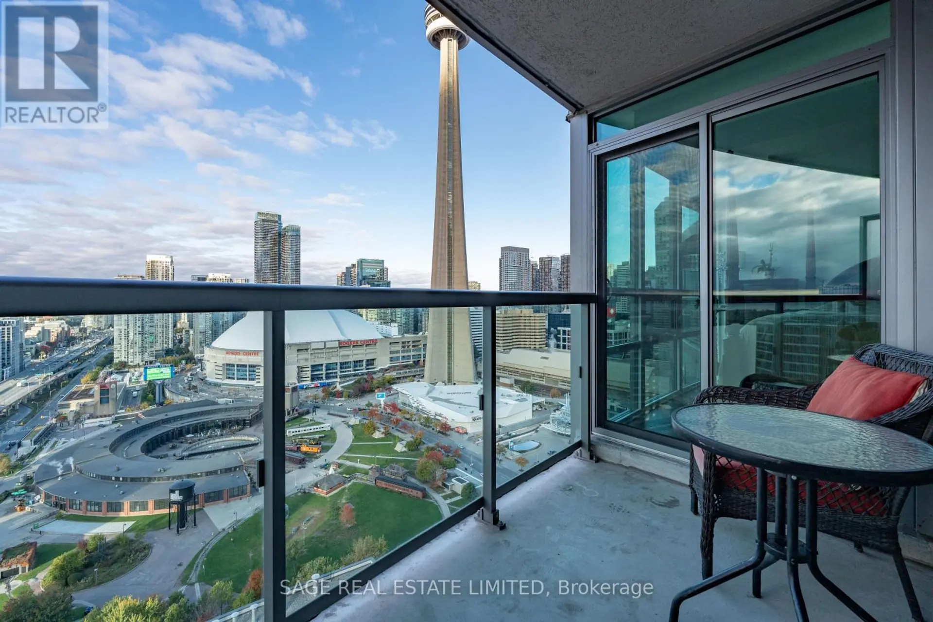 #3712 19 GRAND TRUNK CRESCENT - Image 13
