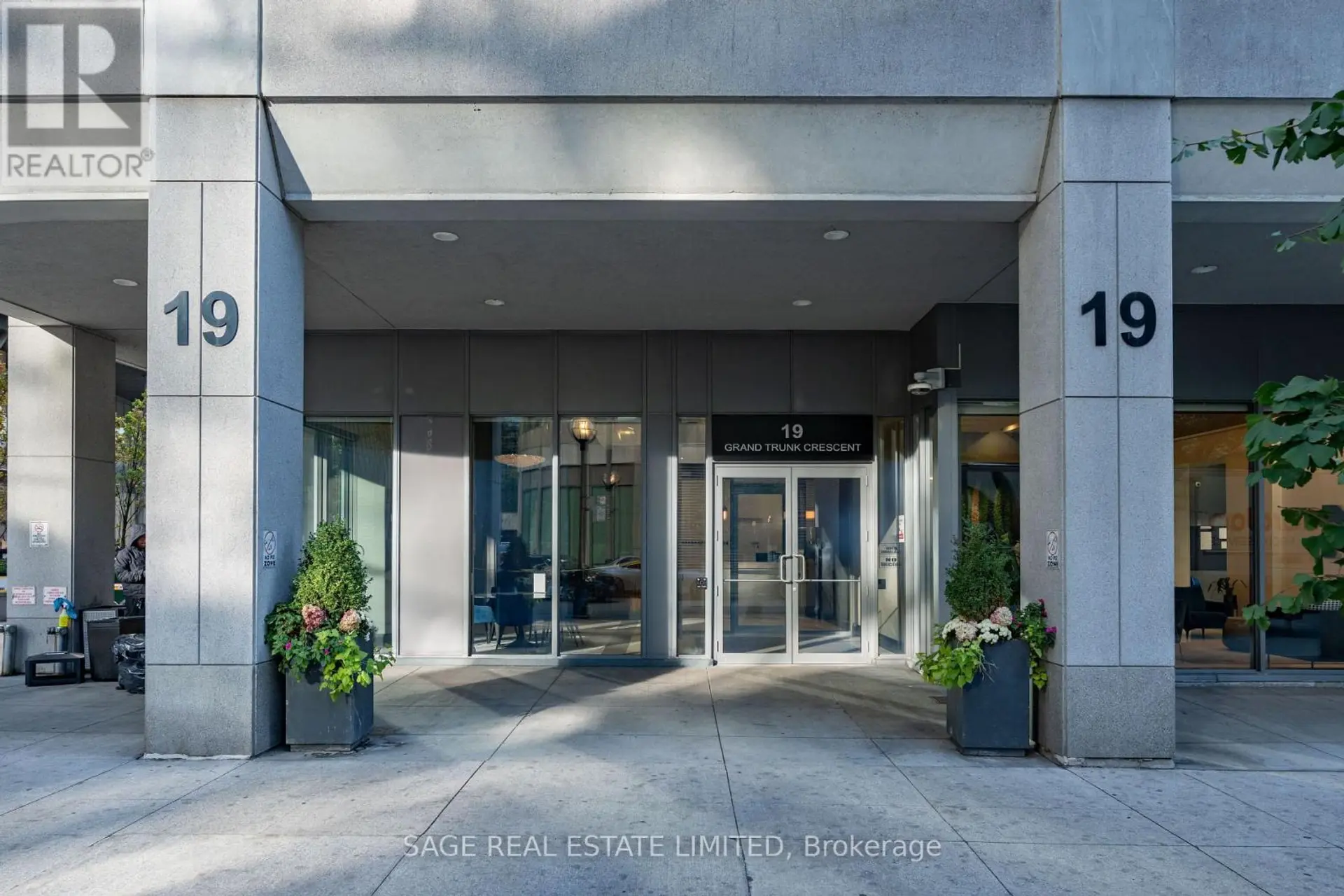 #3712 19 GRAND TRUNK CRESCENT - Image 18