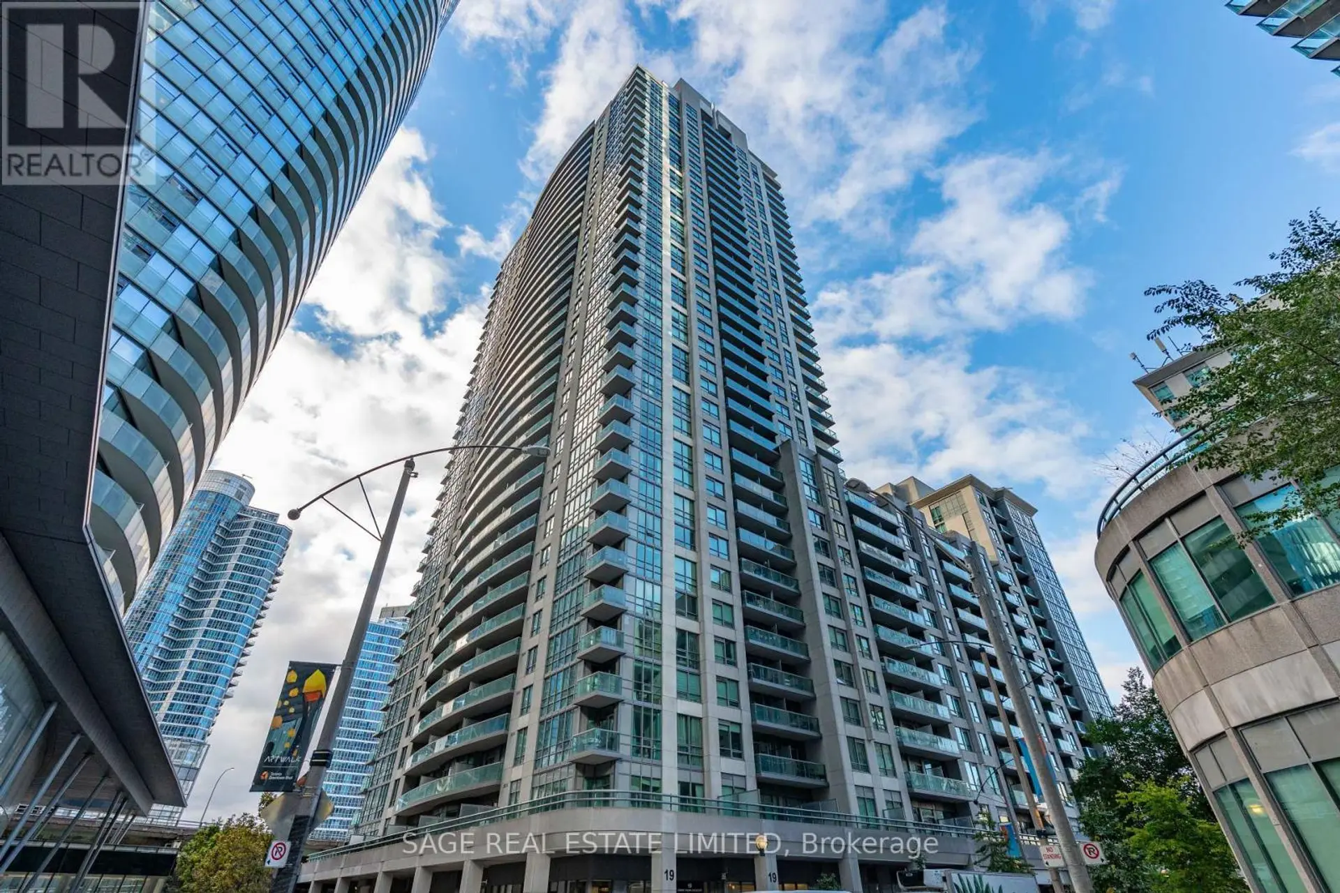 #3712 19 GRAND TRUNK CRESCENT - Image 19