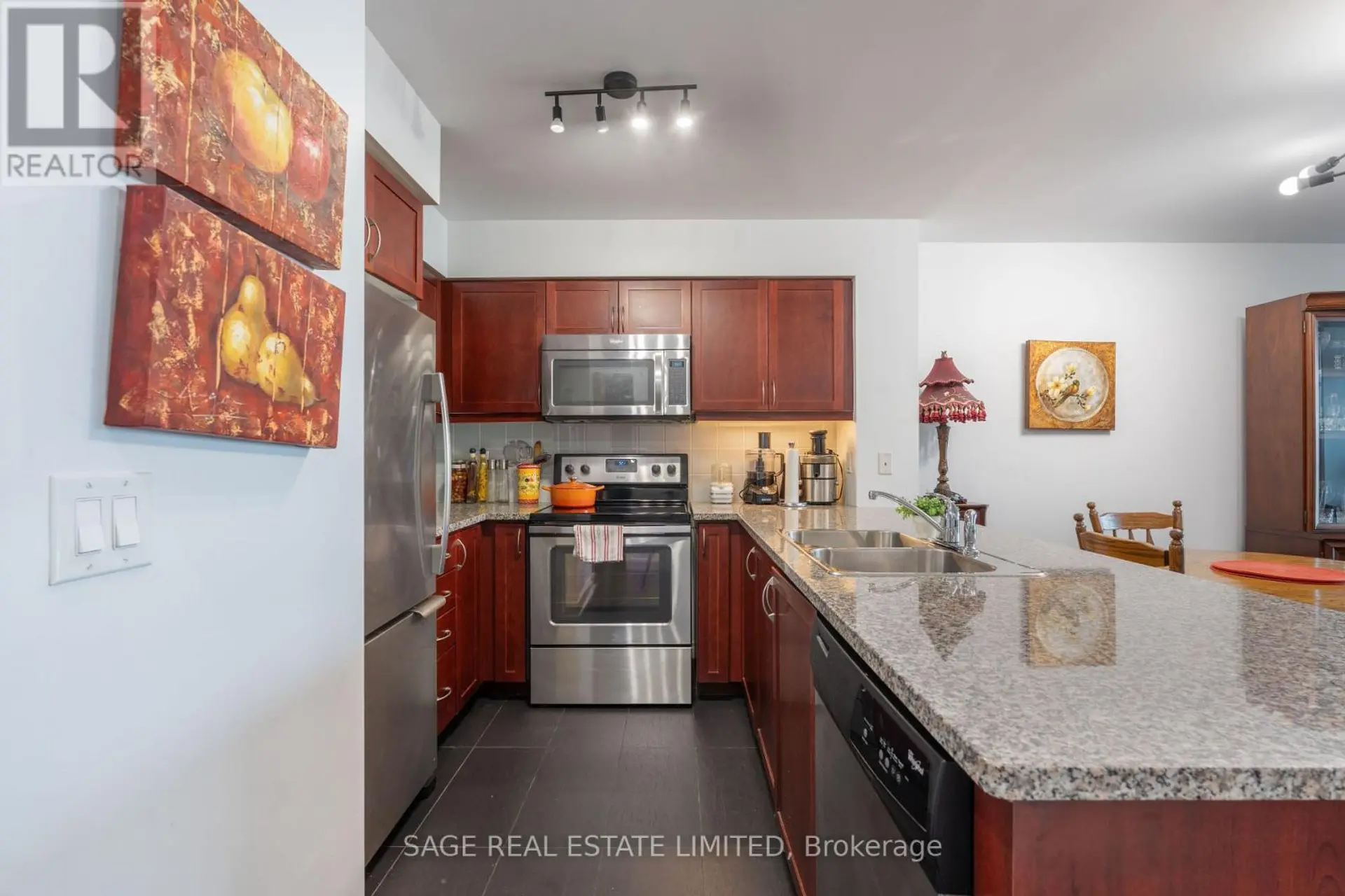 #3712 19 GRAND TRUNK CRESCENT - Image 3