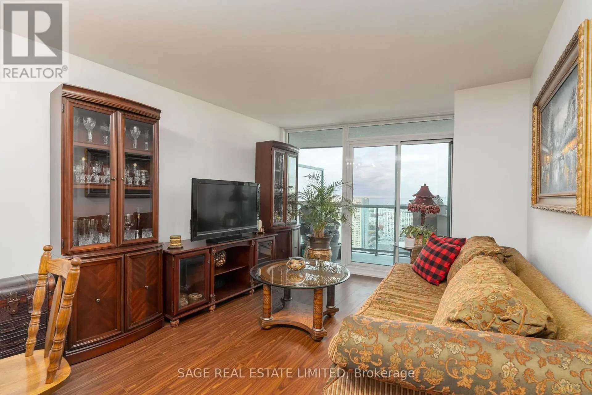#3712 19 GRAND TRUNK CRESCENT - Image 4