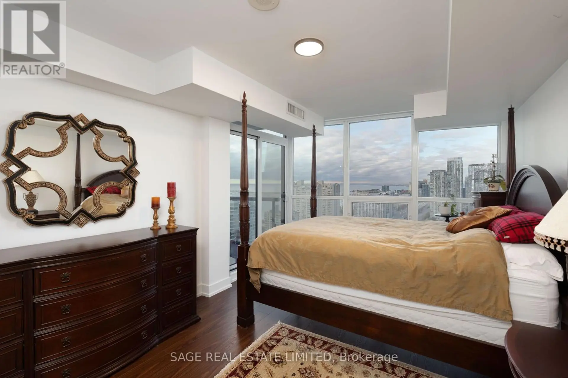 #3712 19 GRAND TRUNK CRESCENT - Image 9