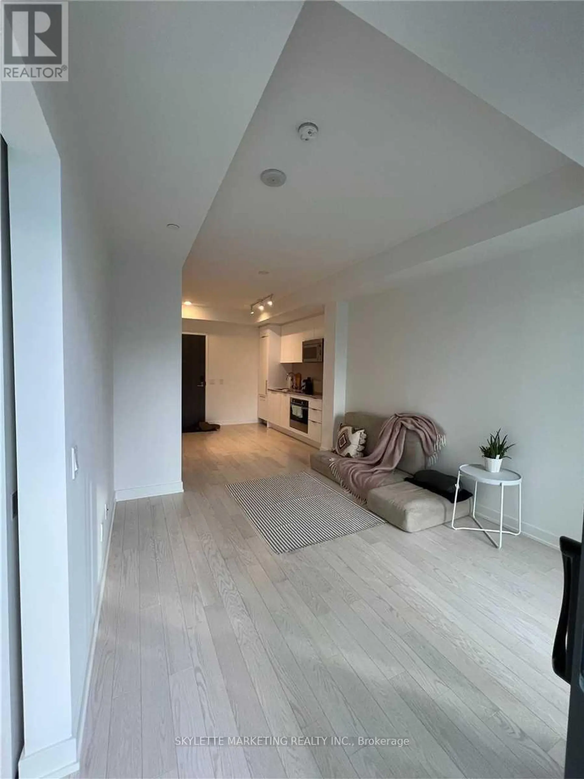#3607 20 LOMBARD STREET - Image 2