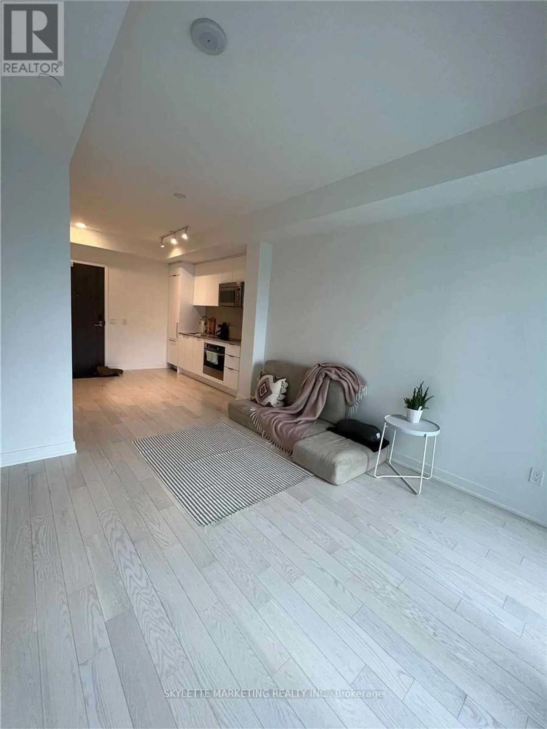 #3607 20 LOMBARD STREET - Image 3