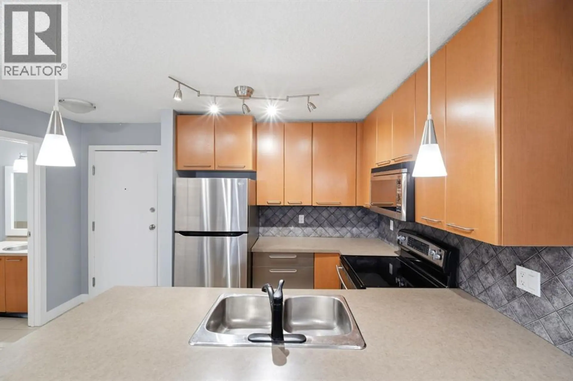#426 35 Richard Court SW - Image 8